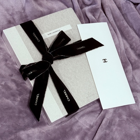 KARL LAGERFELD: A LINE OF BEAUTY - HARDCOVER COFFE TABLE BOOK - Picture 2 of 3